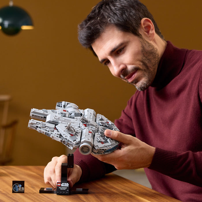 LEGO Star Wars 75375 Millenium Falke – Raumschiff-Modell für Erwachsene mit Display-Ständer und Namensschild