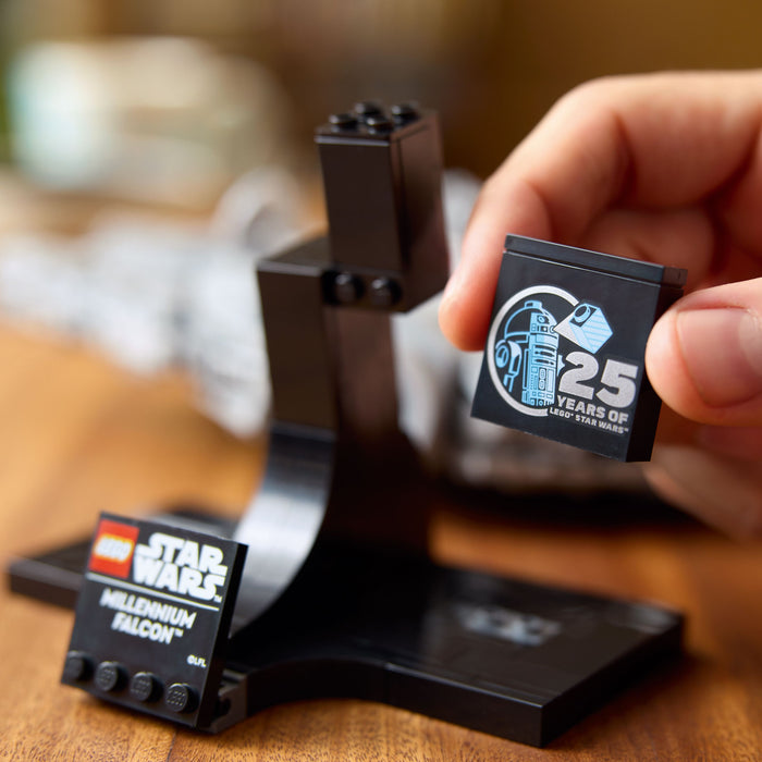 LEGO Star Wars 75375 Millenium Falke – Raumschiff-Modell für Erwachsene mit Display-Ständer und Namensschild
