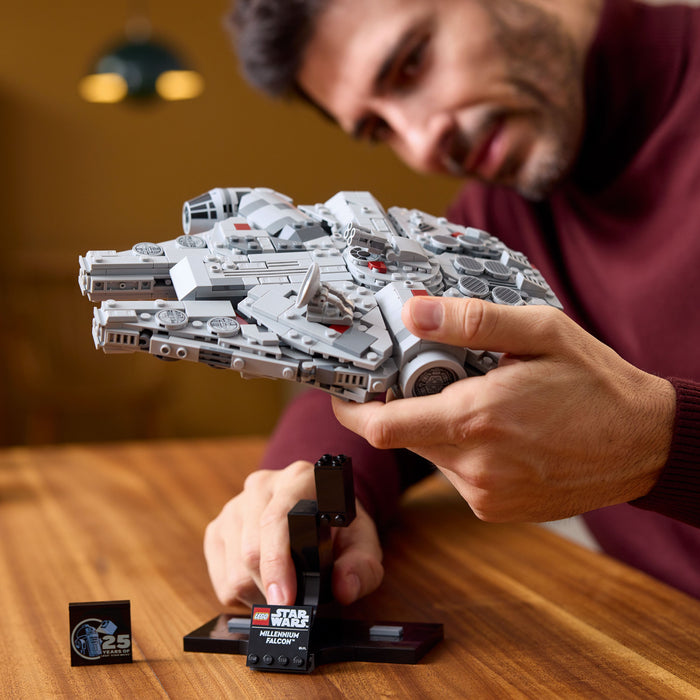 LEGO Star Wars 75375 Millenium Falke – Raumschiff-Modell für Erwachsene mit Display-Ständer und Namensschild