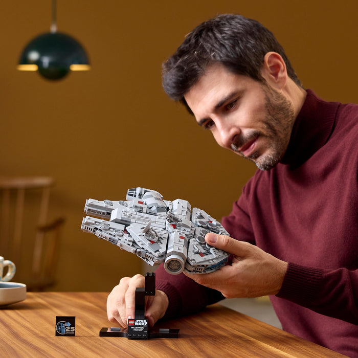 LEGO Star Wars 75375 Millenium Falke – Raumschiff-Modell für Erwachsene mit Display-Ständer und Namensschild