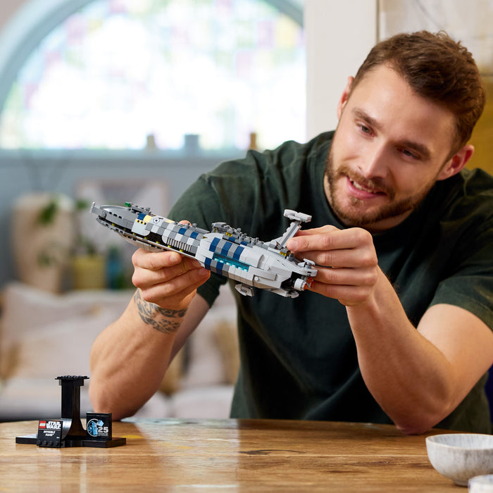 LEGO Star Wars 75377 Invisible Hand™  - Raumschiff-Modell für Erwachsene mit Display-Ständer und Namensschild