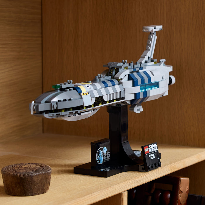 LEGO Star Wars 75377 Invisible Hand™  - Raumschiff-Modell für Erwachsene mit Display-Ständer und Namensschild
