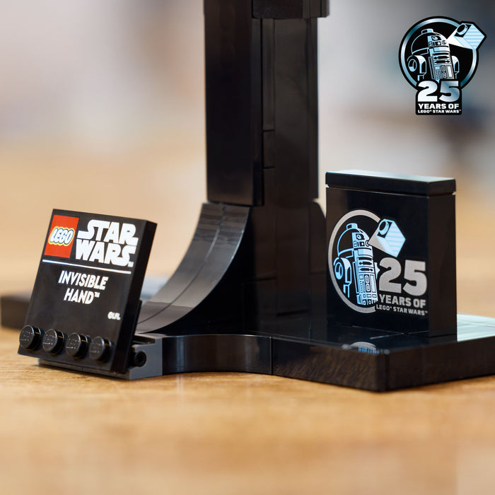 LEGO Star Wars 75377 Invisible Hand™  - Raumschiff-Modell für Erwachsene mit Display-Ständer und Namensschild