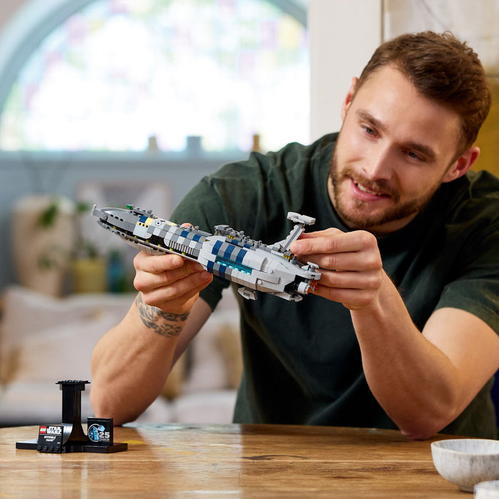 LEGO Star Wars 75377 Invisible Hand™  - Raumschiff-Modell für Erwachsene mit Display-Ständer und Namensschild